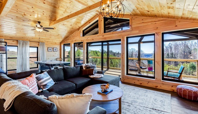 Honey Bee Hideaway Luxury Cabin—Hot Tub & WiFi