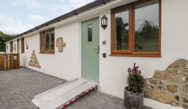 HONEY BEE RETREAT, pet friendly, with a garden in Tytherleigh