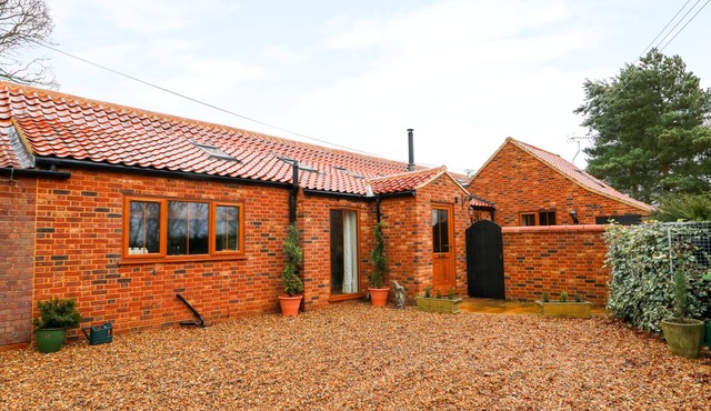 HONEY BUZZARD BARN, pet friendly, with open fire in Fakenham