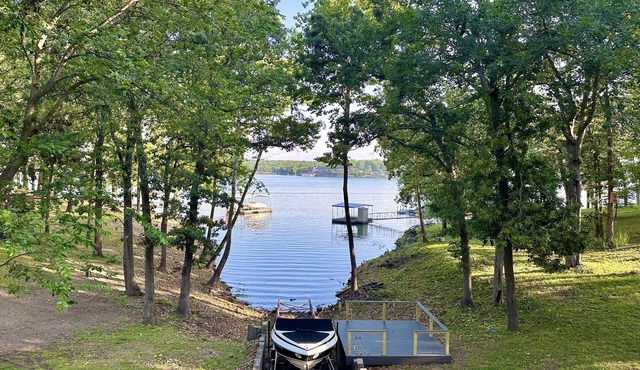 Honey Creek Getaway Waterfront Cottage - Close to town & Boat Ramp! Sleeps 10+
