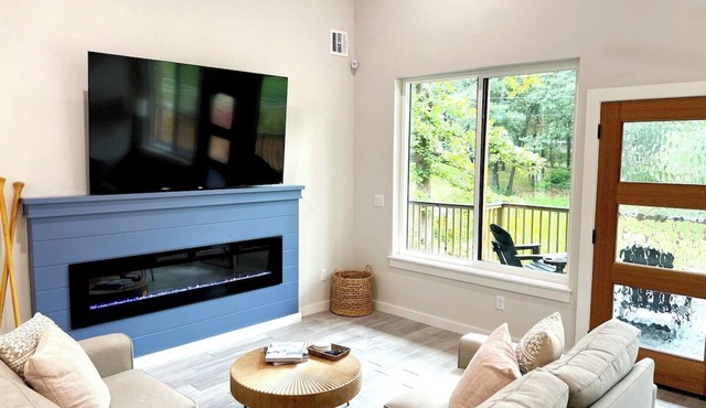 Honey Creek Hideaway · Modern Home w/Huge Deck, 1/2 Acre, Close to Lake