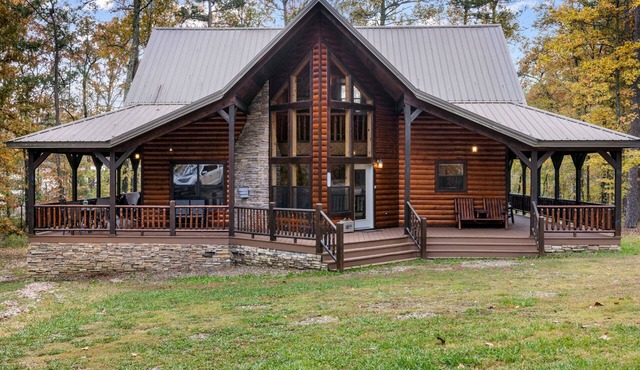 Honey Hole Cabin is located on the Carson Creek Rd. Minutes to the Lake
