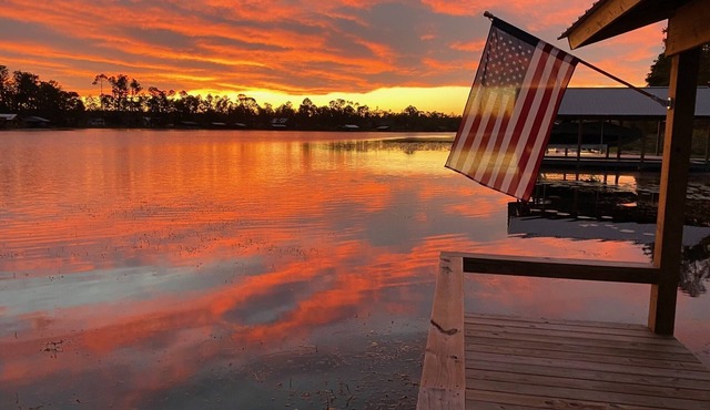 "Honey Hole on Lake Seminole" Lake front home with Boat Lift and Beautiful Views