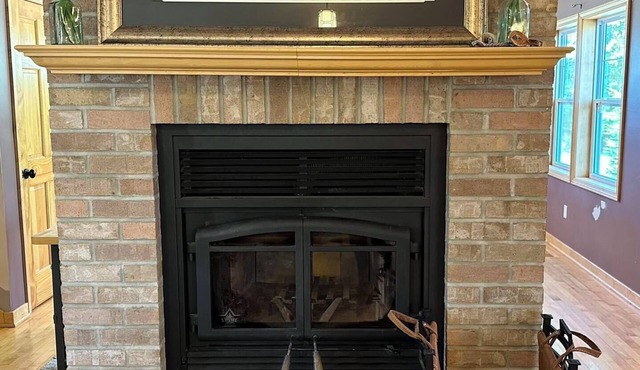 Honey Homestead, 6 bedrooms, sleeps 11! Working farm. Perfect place to unplug.