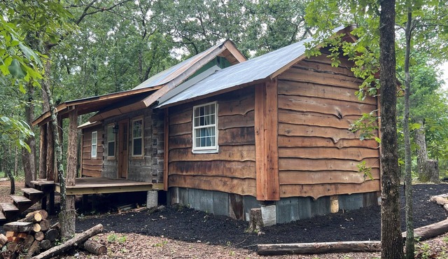 Honey Springs Cabin- restored historic cabin 12 minutes from Lake of the Ozarks