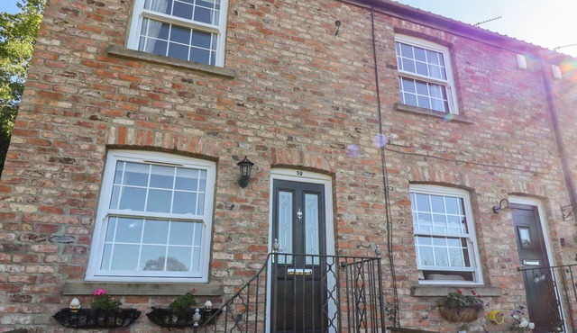 HONEYBEE COTTAGE, pet friendly, character holiday cottage in Ripon