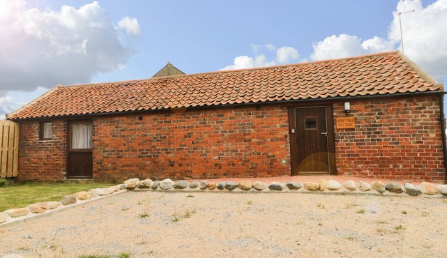 HONEYBEE COTTAGE, pet friendly, with a garden in Withernsea