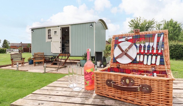 HONEYBEE LODGE, pet friendly, with a garden in Woodhall Spa