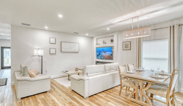 Honeycomb Haven: 3 Bedroom, 6 Guests, Waterfront Dock, Kayaks, Ocean