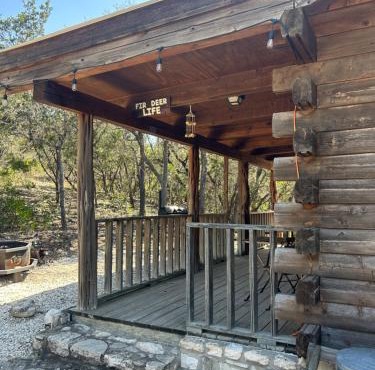 HoneyComb Hideouts Fir Deer Life cabin