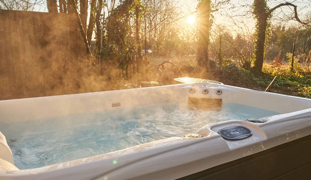 HONEYCOMBE TREEHOUSE - ROMANTIC ESCAPE | SLEEPS 2 | HOT TUB | BBQ | PATIO | WI-FI