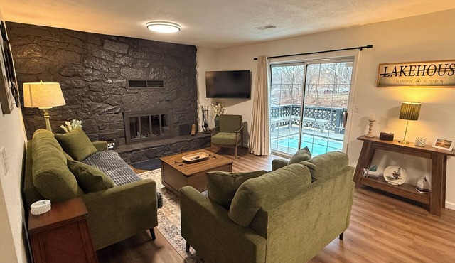 Honeycreek Hideaway Lakefront Hot Tub Retreat Near Boat Ramp on Grand Lake OK!