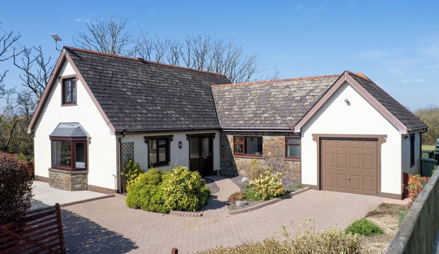 Honeyfield Lodge - Spacious Cottage, Rural Views