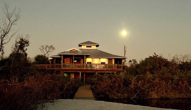Honeymoon, Anniversary, Kayak, beach retreat; comes with bay dock, kayaks & more