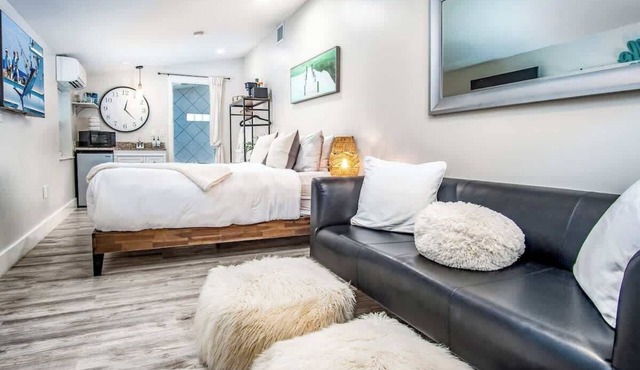 Honeymoon Banyan Suite near Higgs Beach