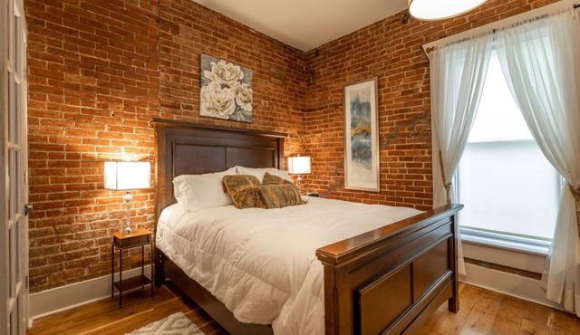 Honeymoon Downtown Boutique Loft - Located in the Historic River District.