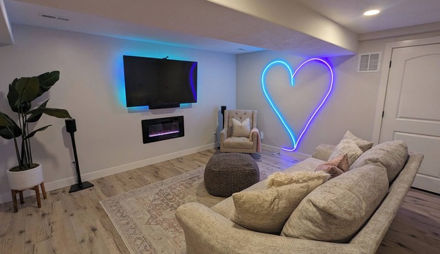 Honeymoon Mountain Dream Retreat with Valley Views, Mountain Trails & Sauna