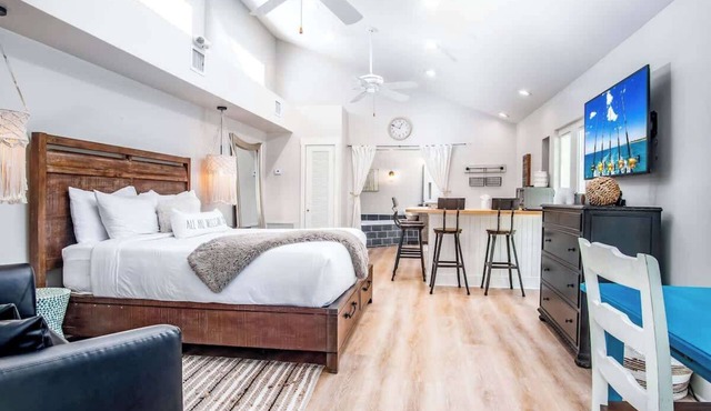 Honeymoon Palm Suite near Higgs Beach