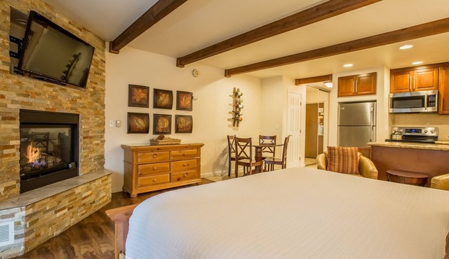 Honeymoon Studio LLV#109 Lake, Ski, Fireplace, AC, Hike, Hot Tub, Gym
