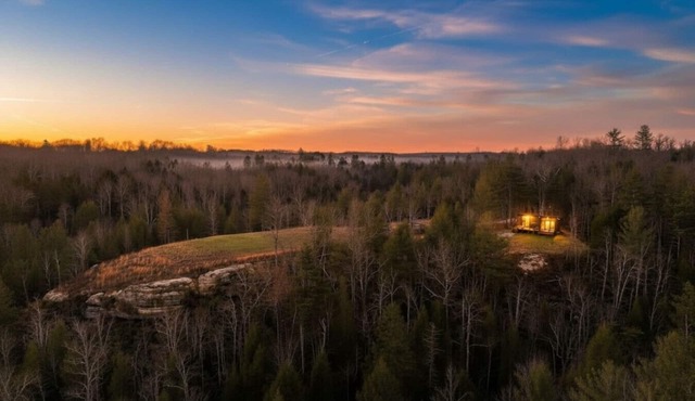 Honeymoon View: Modern Luxe, Hot Tub & King Bed