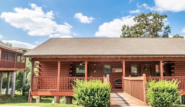 Honeymooner's Cabin with Whirlpool Tub & Fireplace - Heart of Branson
