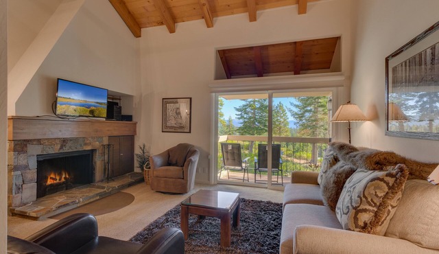 Honeymooner: Studio, 1.5 BA Townhouse in Carnelian Bay, Sleeps 4