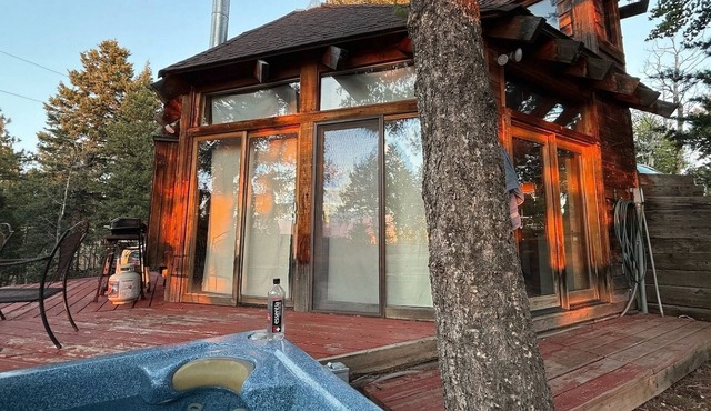 Honeymooner’s Cozy Cabin, with Hot Tub, near Cripple Creek Colorado