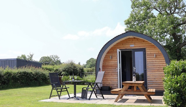 HONEYPOT HIDEAWAYS - ACACIA, romantic in Higher Kinnerton, Chester
