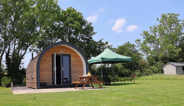 HONEYPOT HIDEAWAYS - CLOVER, romantic in Higher Kinnerton, Chester