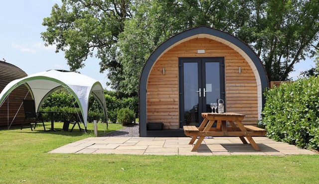 HONEYPOT HIDEAWAYS - MANUKA, romantic in Higher Kinnerton, Chester