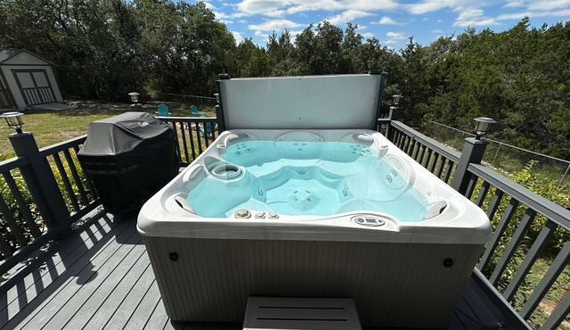 Honey’s Lake House — Hill Country Views, Fire Pit & Hot Tub