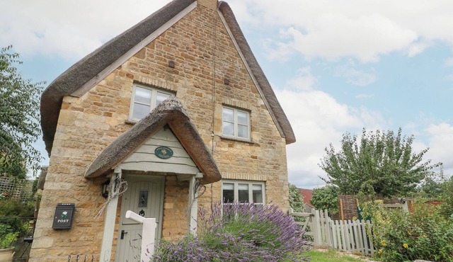 HONEYSUCKLE COTTAGE (BRAILES), pet friendly, with a garden in Brailes