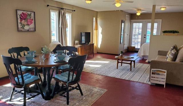 Honeysuckle Cottage 50 minutes from Pioneer Woman.