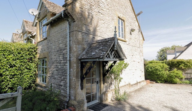 HONEYSUCKLE COTTAGE, family friendly, with open fire in Longborough