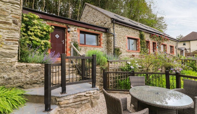HONEYSUCKLE COTTAGE, family friendly, with a garden in Barnstaple