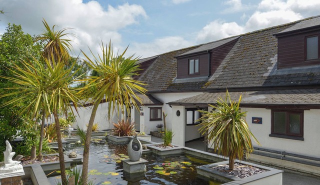 HONEYSUCKLE COTTAGE, pet friendly, with a garden in Halwill Junction