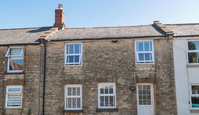 HONEYSUCKLE COTTAGE, pet friendly, with open fire in Crewkerne