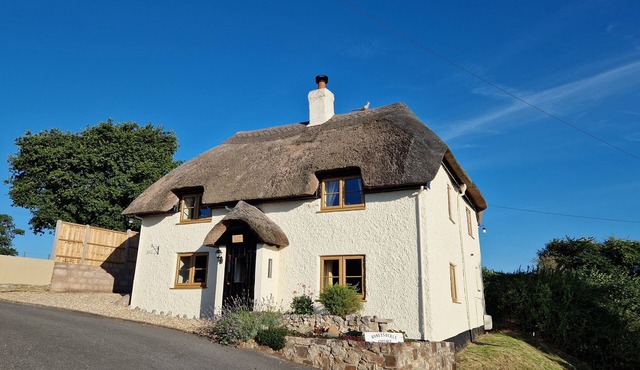 HONEYSUCKLE COTTAGE, pet friendly, with open fire in Axminster