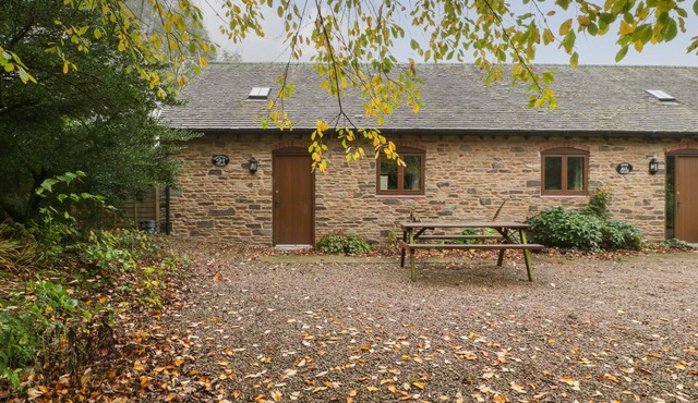 HONEYSUCKLE COTTAGE, romantic, character holiday cottage in Bromyard