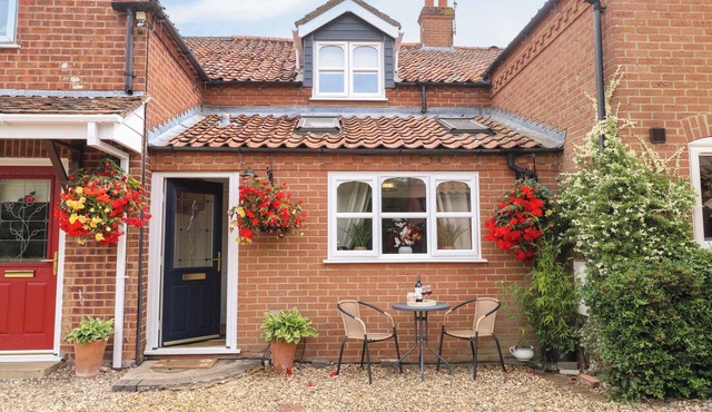 HONEYSUCKLE COTTAGE, pet friendly, with open fire in Swaffham