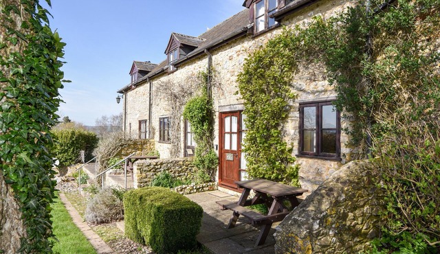 HONEYSUCKLE COTTAGE, pet friendly, with a garden in Musbury