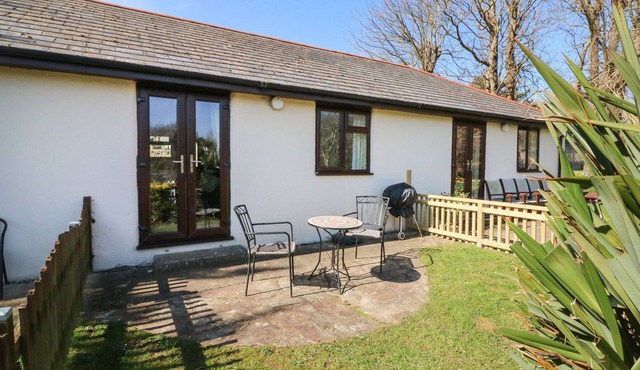 HONEYSUCKLE COTTAGE, pet friendly, with pool in Bude