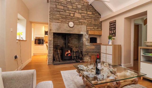 HONEYSUCKLE COTTAGE, romantic, character holiday cottage in Street