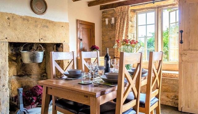 Honeysuckle Cottage - sleeps 4 guests in 2 bedrooms