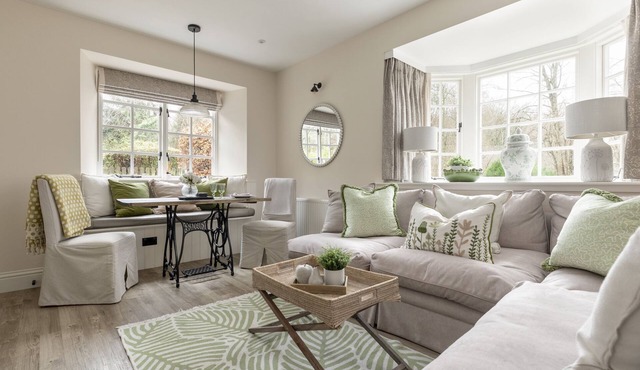 Honeysuckle Cottage - sleeping 4 guests in 2 bedrooms