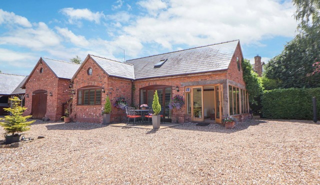 HONEYSUCKLE FARMHOUSE, romantic in Tarporley