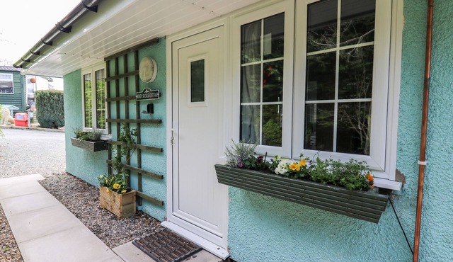 HONEYSUCKLE COTTAGE, pet friendly, with a garden in Crossgates