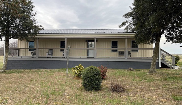 Honeysuckle Haven, newly remodeled 3 bedroom/2 bath farmhouse, Quiet/Relaxing.