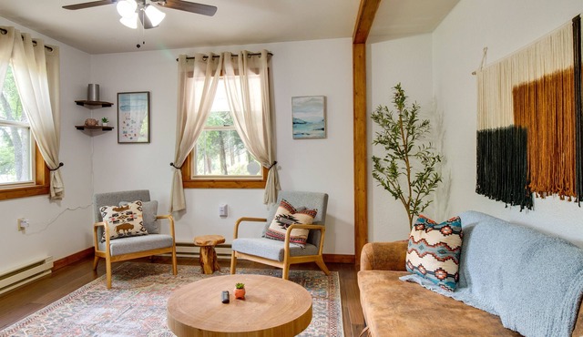 ‘Honeysuckle Hill Cottage’ Near Downtown Eminence!