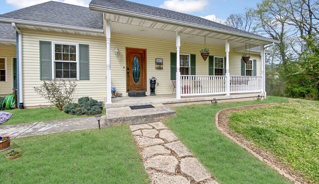 Honeysuckle House: Foseball, Firepit, Porch Swing, Groups